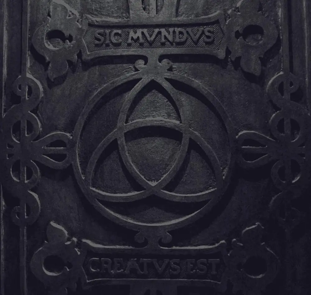 Imagen de una puerta de hierro que lleva escrito Sic mundus creatus est